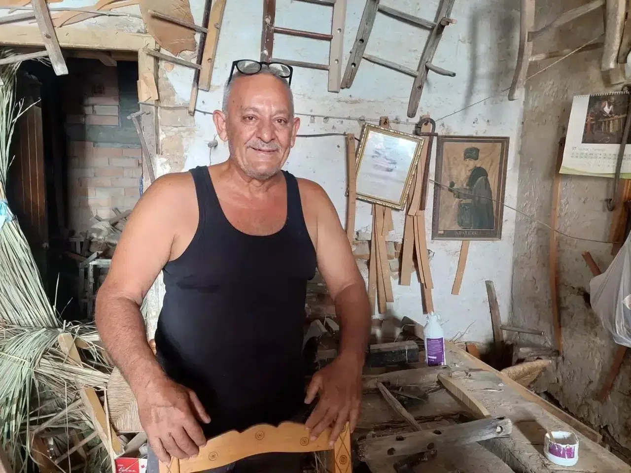 Kıbrıs'ta 76 Yıldır Babadan Oğula Geçen İskemlecilik Mesleği