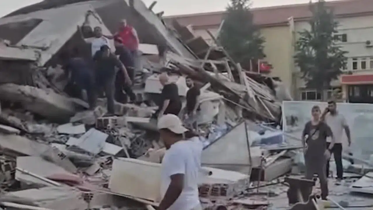 Sındırgı Depreminde 10'dan Fazla Bina Yıkıldı, Kurtarma Çalışmaları Devam Ediyor