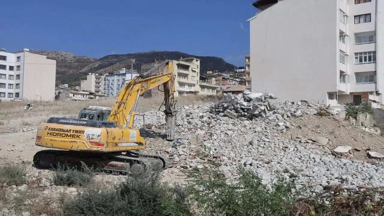 Hatay'da Yıkım Anında İş Makinesi Operatörü Son Anda Kurtuldu