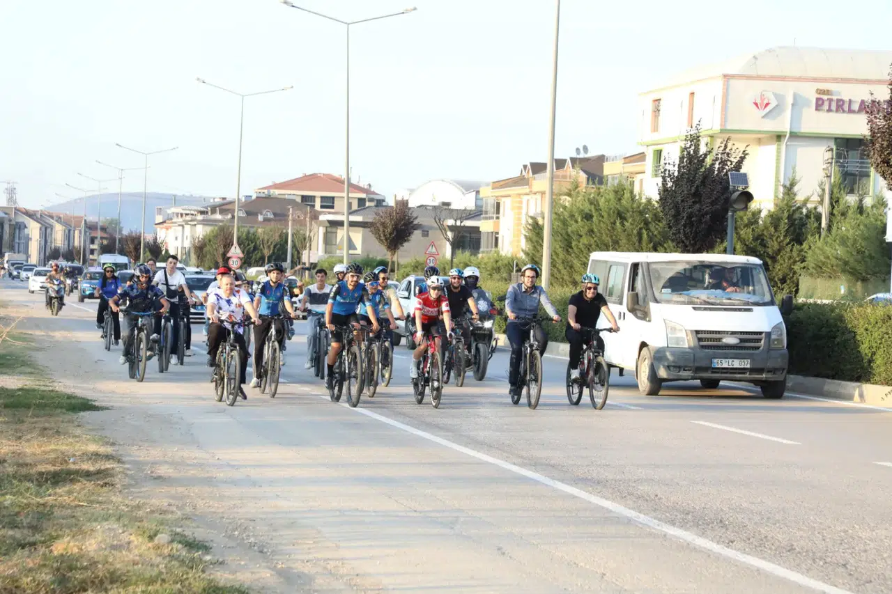 İnegöl’de ’Zaferden kurtuluşa’ sloganıyla bisiklet turu düzenlendi