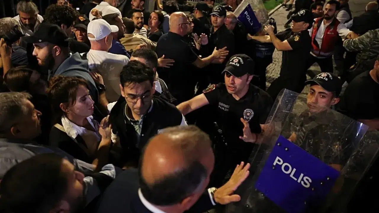 CHP İstanbul İl Başkanlığı Önünde Gerilim: Polise Yönelik Tehditler