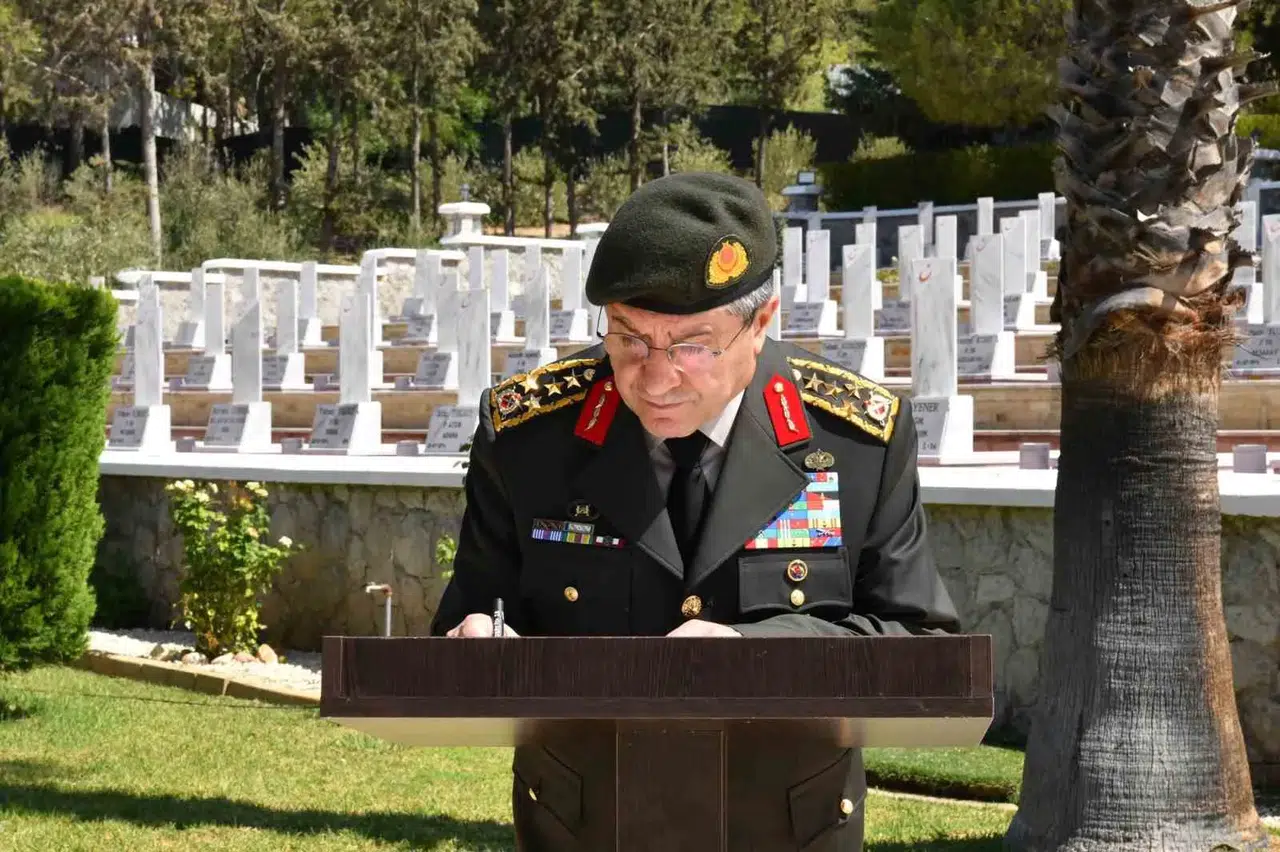 Genelkurmay Başkanı Bayraktaroğlu, Kıbrıs’ta Boğaz Şehitliğini Ziyaret Etti