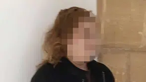 Lefkoşa'da korkutan kaza: Park halindeki araca çarptı, tavanı üzerine devrildi
