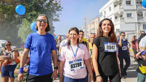 Lefkoşa Maratonu'nda Sıla Usar İncirli rüzgarı: Vatandaşlarla kucaklaştı