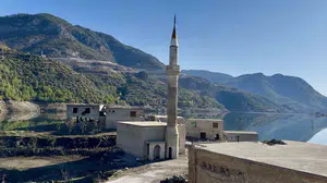 Kıbrıs’a İçme Suyu Sağlayan Alaköprü Barajı’nda Su Seviyesi Yüzde Yüz Oldu, İnsan Silueti Ortaya Çıktı