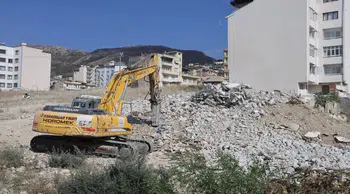 Hatay'da Yıkım Anında İş Makinesi Operatörü Son Anda Kurtuldu
