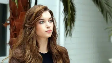 Afra Saraçoğlu'nun Çocukluk Fotoğrafları: Değişmeyen Güzellik ve Büyüleyici Kariyer