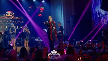 Aşkın Nur Yengi Yeni Yıla Lord's Palace Sahnesinde Coşkuyla Girdi