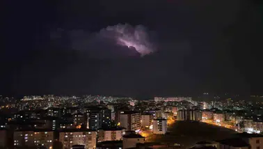 Elazığ semalarında görsel şölen: Bulutların içindeki şimşekler büyüledi