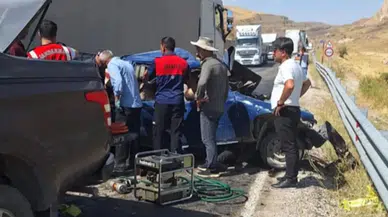 Hakkari'de Feci Kaza: Tırla Çarpışan Araçtaki 5 Kişiden 3'ü Hayatını Kaybetti