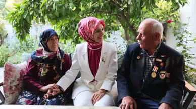 Bakan Göktaş, 48 Yıldır Evliliklerini Sürdüren Kıbrıs Gazisi Çiftini Ziyaret Etti