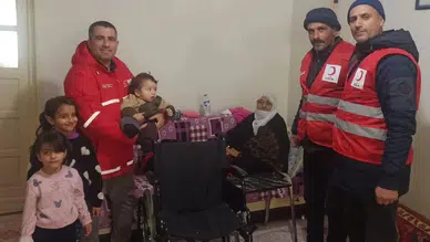 Kızılay Muradiye Şubesi’nden Gazi Eşine Tekerlekli Sandalye Desteği