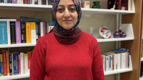 28 Şubat Sürecinde Başörtüsü Yasağı Nedeniyle Kıbrıs'ta Eğitim Alan Akademisyen Bugün Türkiye'de Ders Veriyor