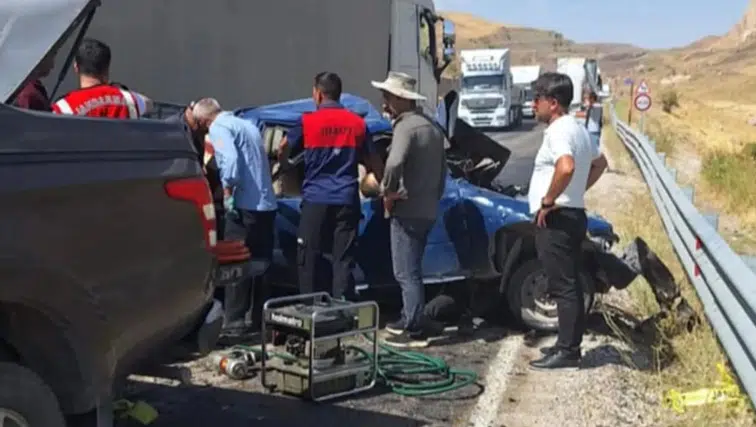 Hakkari'de Feci Kaza: Tırla Çarpışan Araçtaki 5 Kişiden 3'ü Hayatını Kaybetti