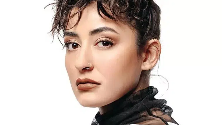 Melek Mosso Kıbrıs Konserinde Fenalaşarak Hayranlarını Endişelendirdi