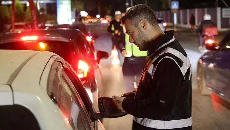 Kıbrıs yollarında sıkı denetim: Yüzlerce sürücüye ceza yağdı