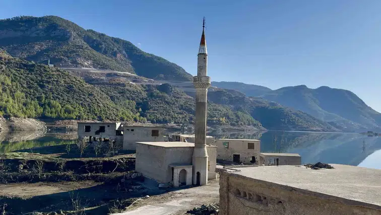 Kıbrıs’a İçme Suyu Sağlayan Alaköprü Barajı’nda Su Seviyesi Yüzde Yüz Oldu, İnsan Silueti Ortaya Çıktı