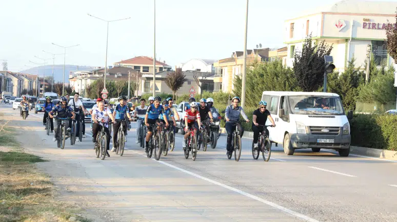 İnegöl’de ’Zaferden kurtuluşa’ sloganıyla bisiklet turu düzenlendi