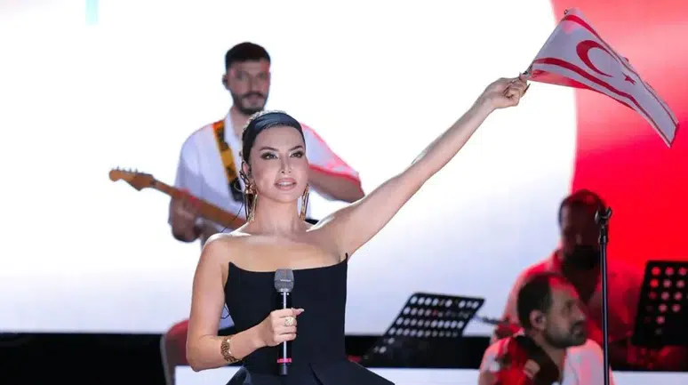 Ebru Yaşar, 30 Ağustos Zafer Bayramı’nı Kıbrıs’ta Coşkulu Bir Konserle Kutladı