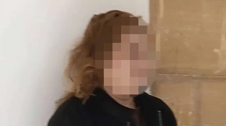 Lefkoşa'da korkutan kaza: Park halindeki araca çarptı, tavanı üzerine devrildi