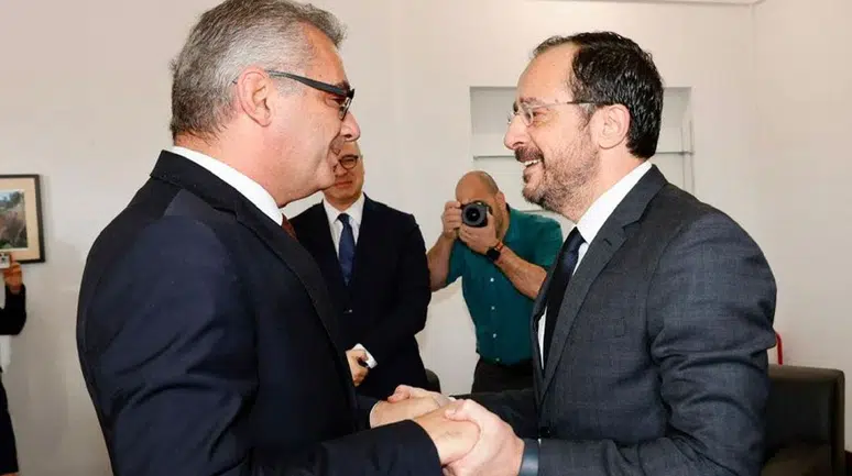 Kıbrıs'ta kritik zirve: Liderler ara bölgede masaya oturuyor