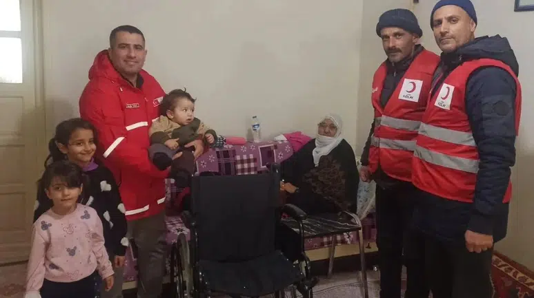 Kızılay Muradiye Şubesi’nden Gazi Eşine Tekerlekli Sandalye Desteği