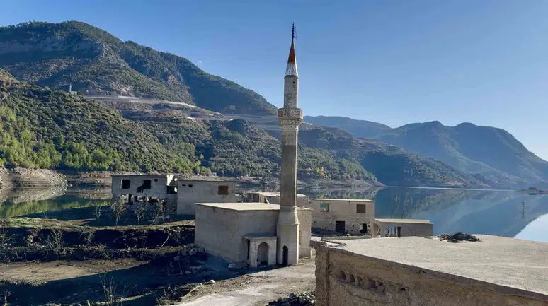 Kıbrıs’a İçme Suyu Sağlayan Alaköprü Barajı’nda Su Seviyesi Yüzde Yüz Oldu, İnsan Silueti Ortaya Çıktı